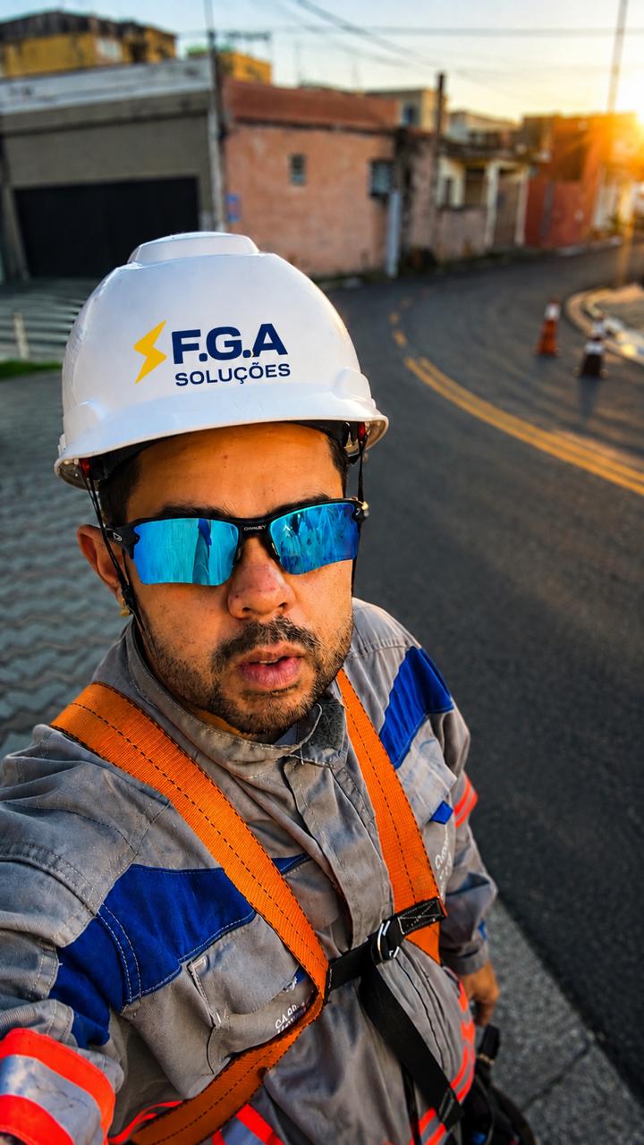 Profissional da F.G.A Elétrica uniformizado com capacete da empresa